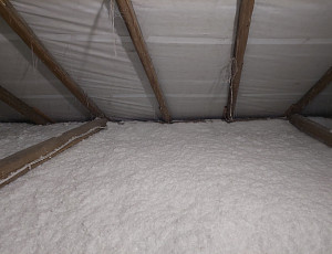 Zateplení stropu rodinného domu pomocí foukané izolace